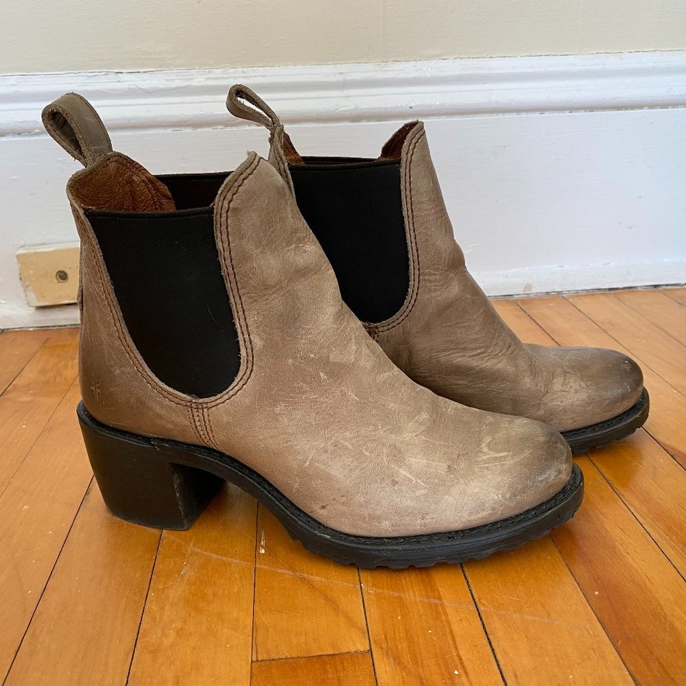Frye Sabrina Chelsea Boot (Stone)